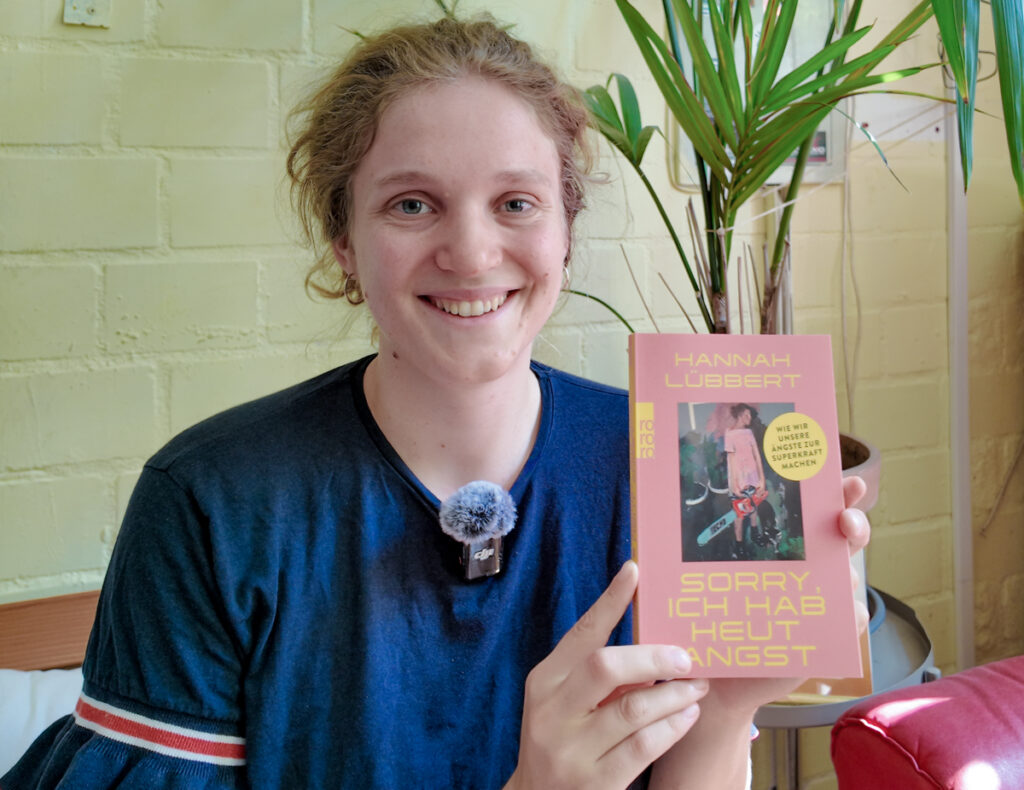Hannah Lübbert mit ihrem neuen Buch. Foto: Schopf2